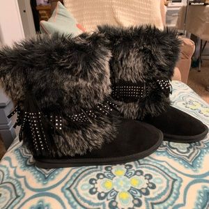 Black faux fur boots